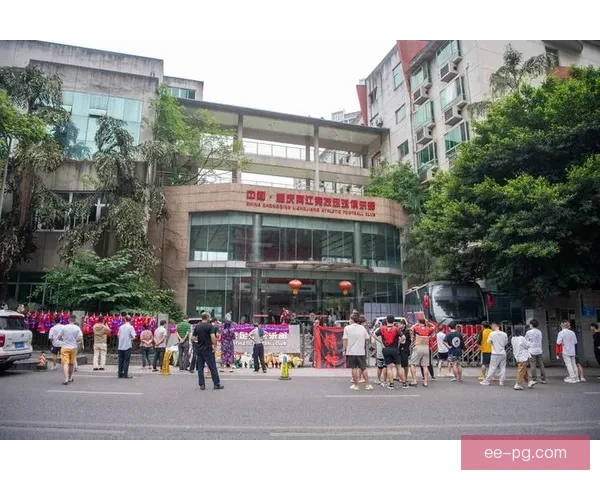 开赛前夕重庆两江竞技宣布退出中超并解散俱乐部震动中国足坛消息