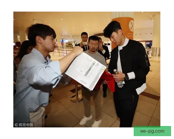 孙兴慜训练课后耐心为每位等待的儿童签名展现亲和力和责任心